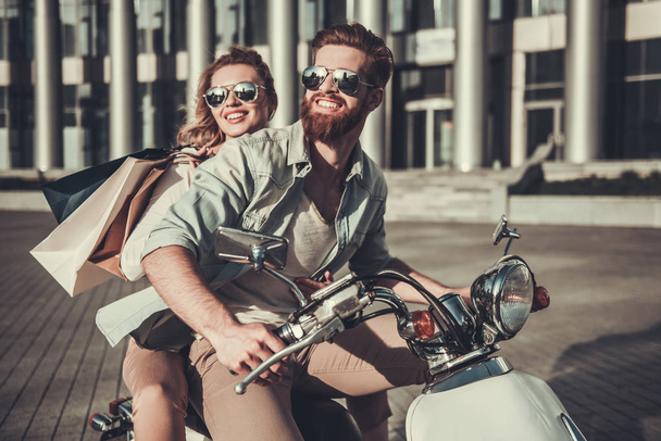 Paar auf Motorroller - Foto, Bild