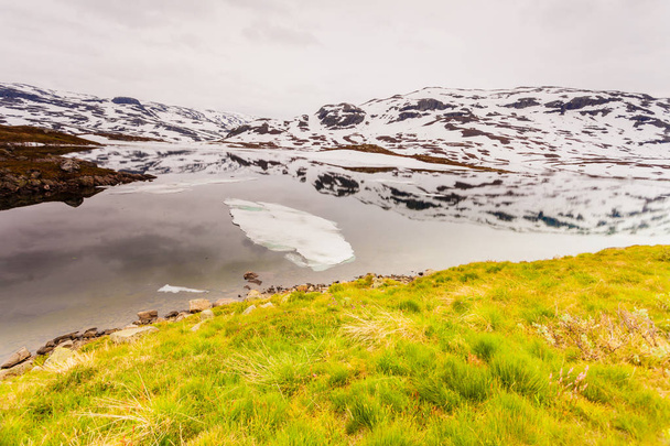 Norway scenic mountains with frozen lake. - Foto, Imagen