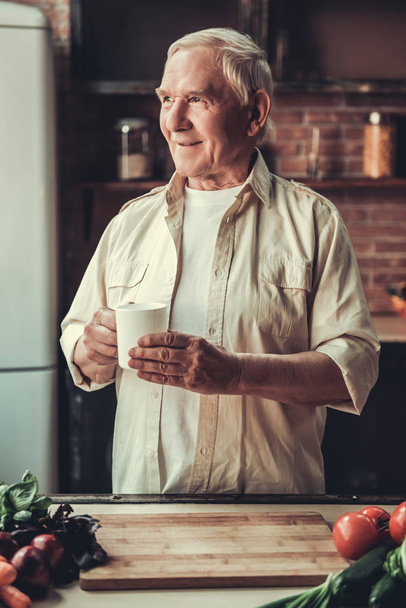 Old man in kitchen - Φωτογραφία, εικόνα