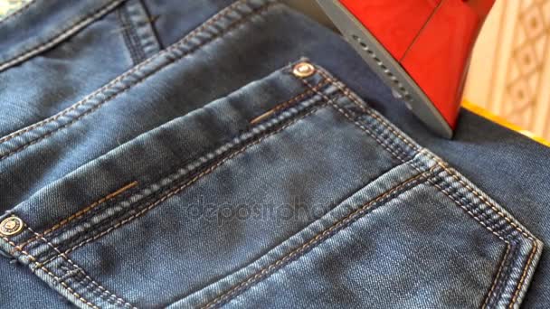 джинсовая ткань на гладильном столе
 - Кадры, видео