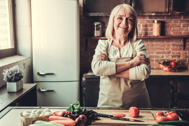 Old woman in kitchen - Foto, Imagem