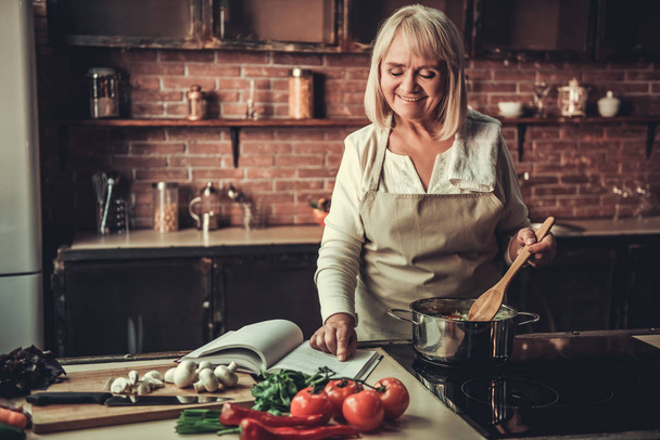 anciana en la cocina
 - Foto, imagen