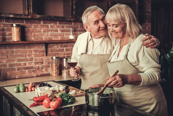 Mutfakta yaşlı çift - Fotoğraf, Görsel