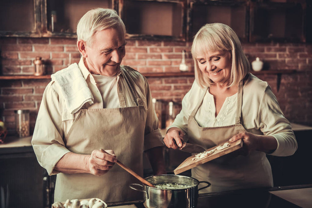 Vieux couple en cuisine
 - Photo, image