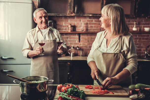 Mutfakta yaşlı çift - Fotoğraf, Görsel
