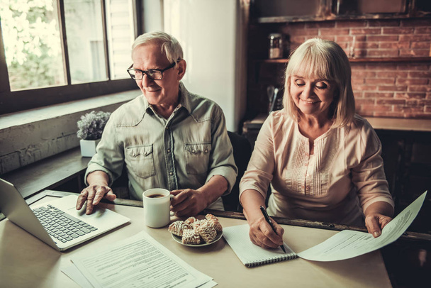 Seniorenpaar in Küche - Foto, Bild