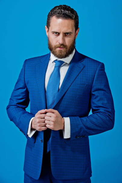 бородатий чоловік або красивий бізнесмен в офіційній куртці, краватка
 - Фото, зображення
