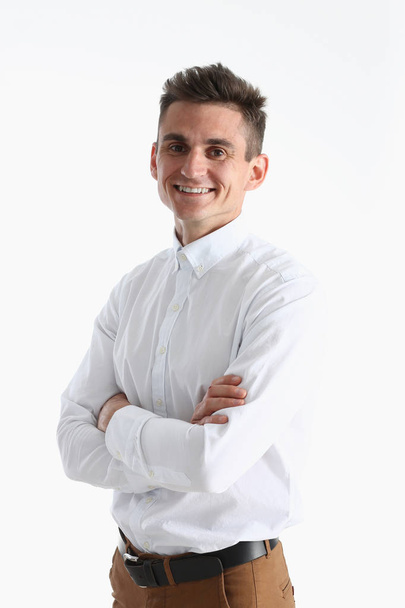 Komean hymyn muotokuva nuori mies valkoisessa paidassa
 - Valokuva, kuva