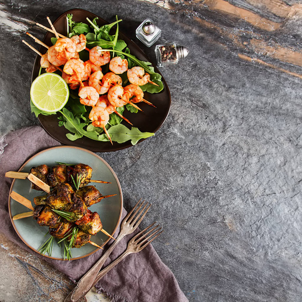 Mini barbecue with tuna and shrimp on a wooden skewer, grill, bb - Foto, immagini