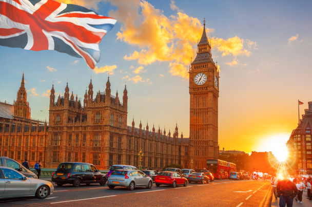 Биг Бен против красочного заката в Лондоне, Великобритания
 - Фото, изображение