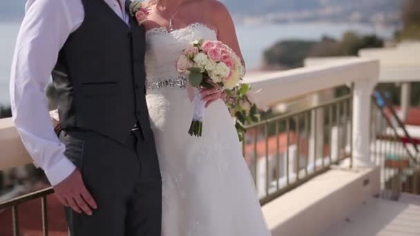 Der Bräutigam umarmt die Braut am Strand. Hochzeit in Montenegro - Filmmaterial, Video