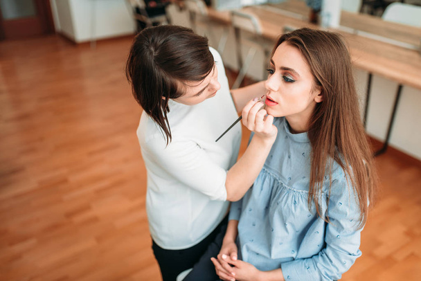 make up artist applying gloss on lips - Foto, Bild