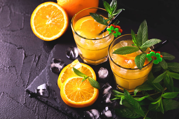 Aperitif with vodka, orange juice and mint. Screwdriver cocktail - Foto, Imagem