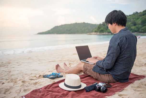 Giovane asiatico uomo working con laptop su il spiaggia
 - Foto, immagini