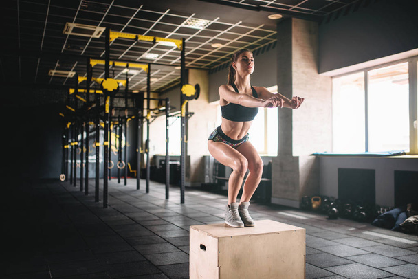 Žena, která dělá cvičení skok box - Fotografie, Obrázek