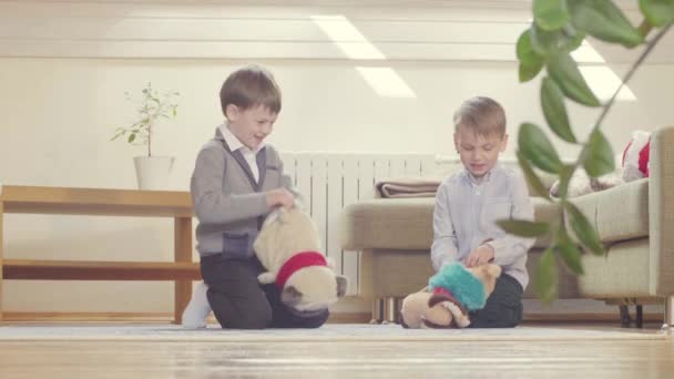 Een jongen speelgoed openen en gieten uit snoep - Video