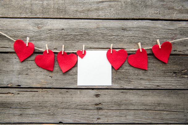 Carta di cuore rossa tagliata e biglietto di auguri
  - Foto, immagini