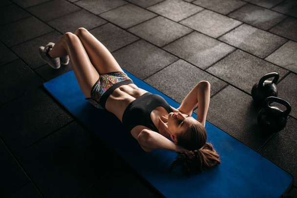 atleta femenina haciendo ejercicios abdominales
  - Foto, imagen