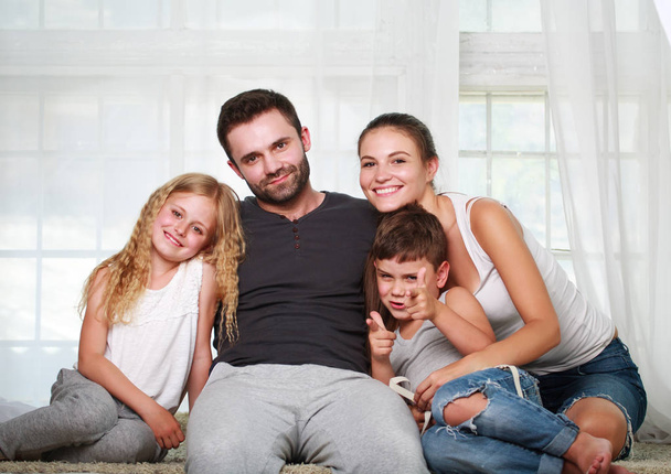 Boldog családi szülők és a két gyermek otthon - Fotó, kép