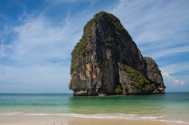 Isla rocas en la costa de verano
 - Foto, imagen
