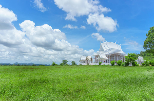 Templo Branco em uma colina na Tailândia Central
 - Foto, Imagem