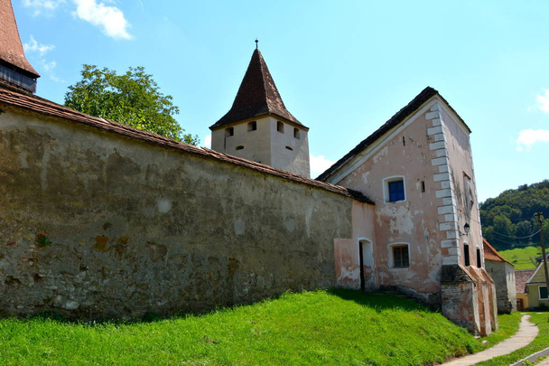  Укреплённая средневековая церковь Биртан
. - Фото, изображение