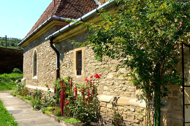 Двор укрепленной средневековой церкви в деревне Маланкрав, Трансильвания
. - Фото, изображение