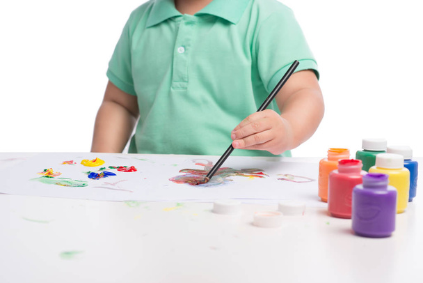 küçük çocuk suluboya kullanarak boyama  - Fotoğraf, Görsel