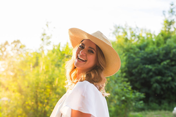 Lächelnde Sommerfrau mit Hut - Foto, Bild