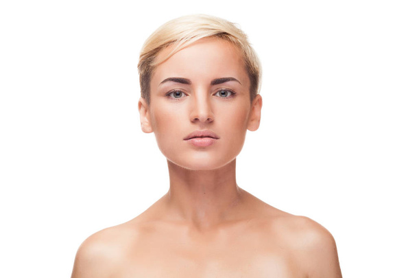 Frau mit natürlichem Licht Make-up auf weißem Hintergrund - Foto, Bild