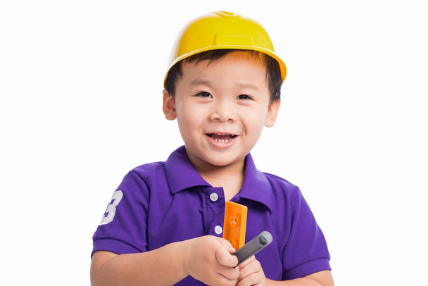 Mały chłopiec z narzędziami do napraw - Zdjęcie, obraz