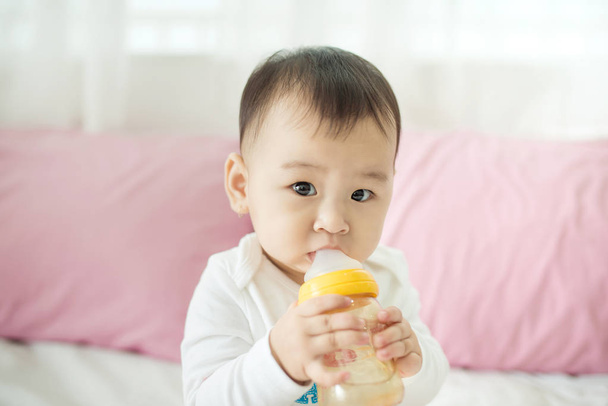 Vauva tyttö imevät maitoa
  - Valokuva, kuva