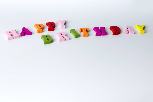 La palabra feliz cumpleaños sobre un fondo blanco
 - Foto, imagen