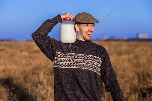 Feliz hombre sonriente con leche
 - Foto, Imagen