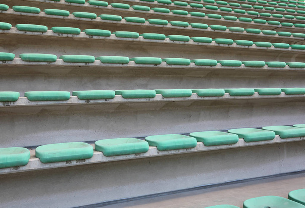 Assentos vazios da arquibancada do estádio
 - Foto, Imagem