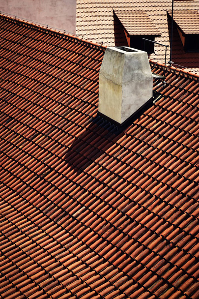 Chimenea blanca en un techo de azulejos rojos
 - Foto, Imagen