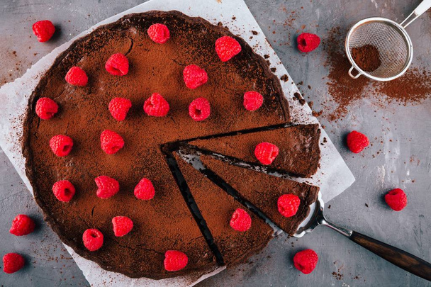 torta de chocolate com framboesas
 - Foto, Imagem