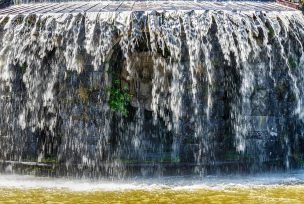 Γιγαντιαία νερό καταρράκτες κατά τη διάρκεια χαρακτηριστικά γνωρίσματα νερού στο πάρκο Wilhelmshoehe στο βουνό στο Κάσελ, Γερμανία - Φωτογραφία, εικόνα
