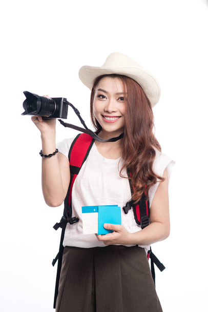 junges Mädchen mit Rucksack, Kamera und Ticket - Foto, Bild
