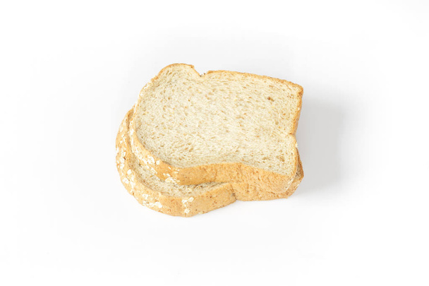 plátky celozrnného chleba izolovaných na bílém pozadí. - Fotografie, Obrázek