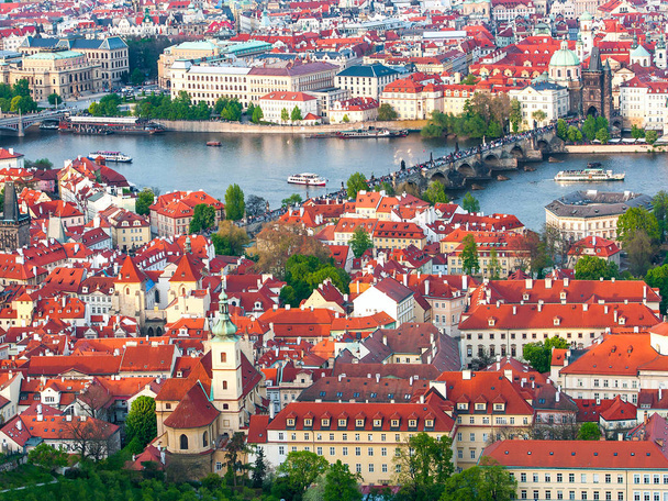 panoramisch uitzicht op Praag en de vltava rivier - Foto, afbeelding