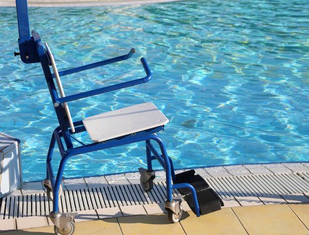 A medence fogyatékkal élők különleges, kerekesszékkel - Fotó, kép