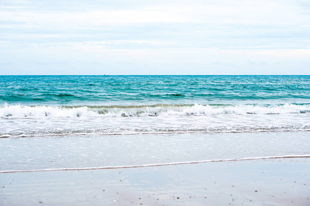 playa de arena con océano azul
 - Foto, Imagen