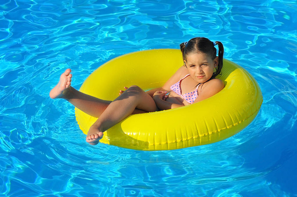 Adorabile bambino che si rilassa in piscina
 - Foto, immagini