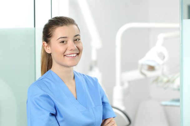 Female doctor posing in a dentist office - Foto, afbeelding