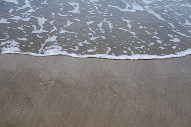 Sandstrand mit blauem Meer - Foto, Bild