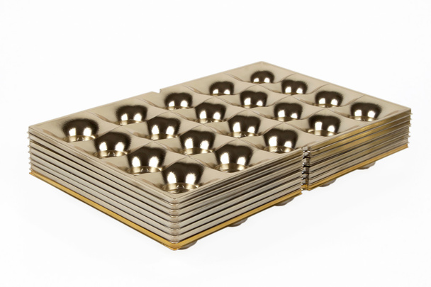 Scatole d'oro vuote di forme di cioccolatini
 - Foto, immagini