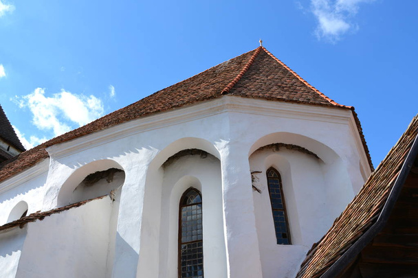Ufortyfikowanego średniowiecznego kościoła Saksonii we wsi Viscri, Transylwania, Rumunia - Zdjęcie, obraz