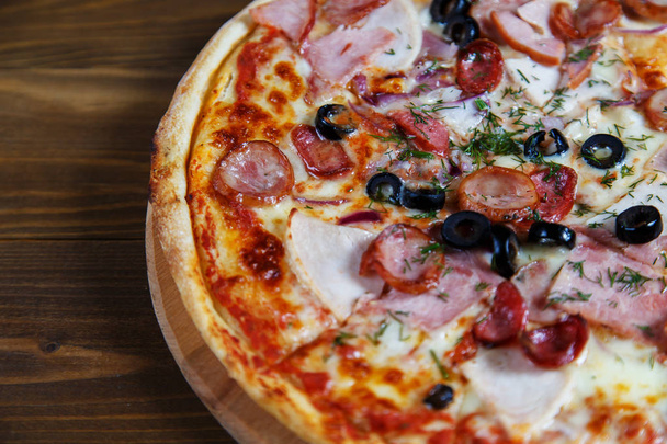Lahodné domácí pizza s mozzarellou, šunkou, olivami a fenyklu - Fotografie, Obrázek