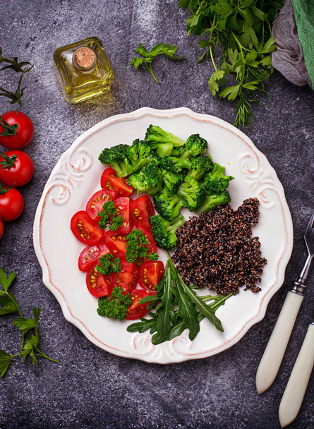 Salada com quinoa preta, tomate cereja, brócolis e rúcula
 - Foto, Imagem
